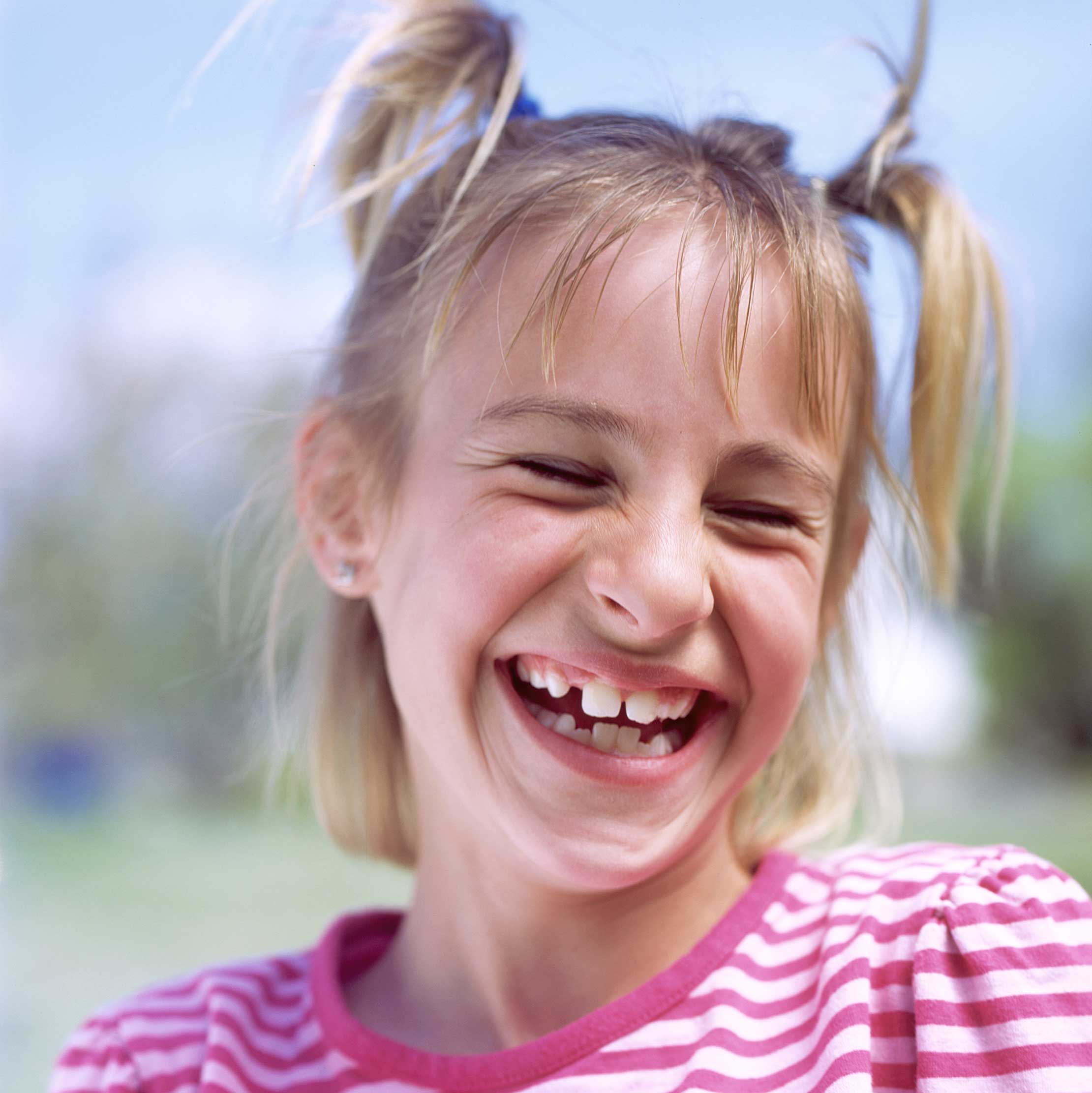 Lachendes Mädchen mit Zahnlücke