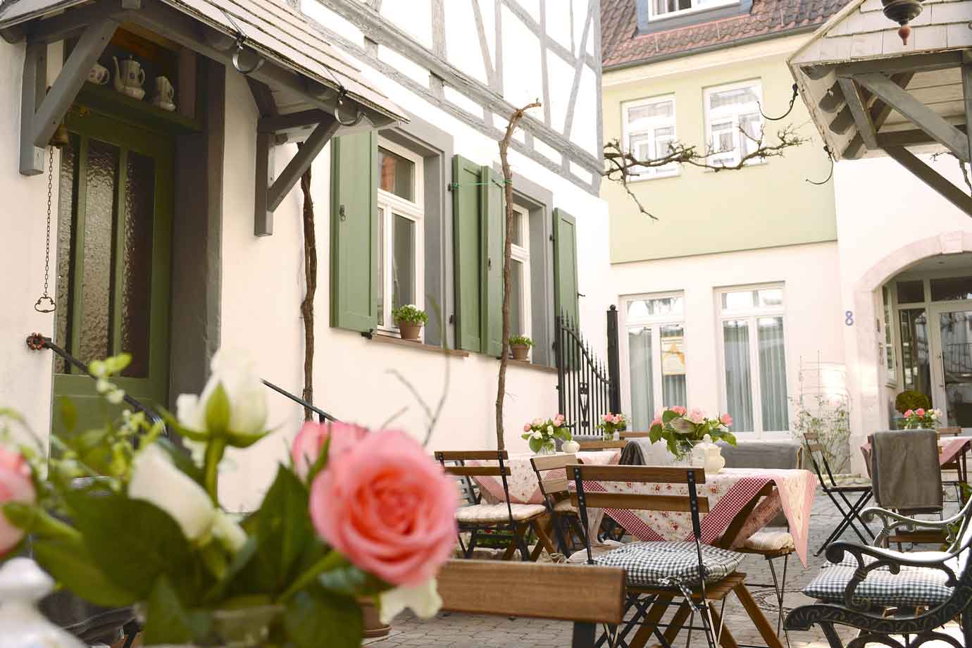 Gemütlicher Innenhof des Cafés Würzburger in Sommerhausen Gemütlicher Innenhof des Cafés Würzburger in Sommerhausen