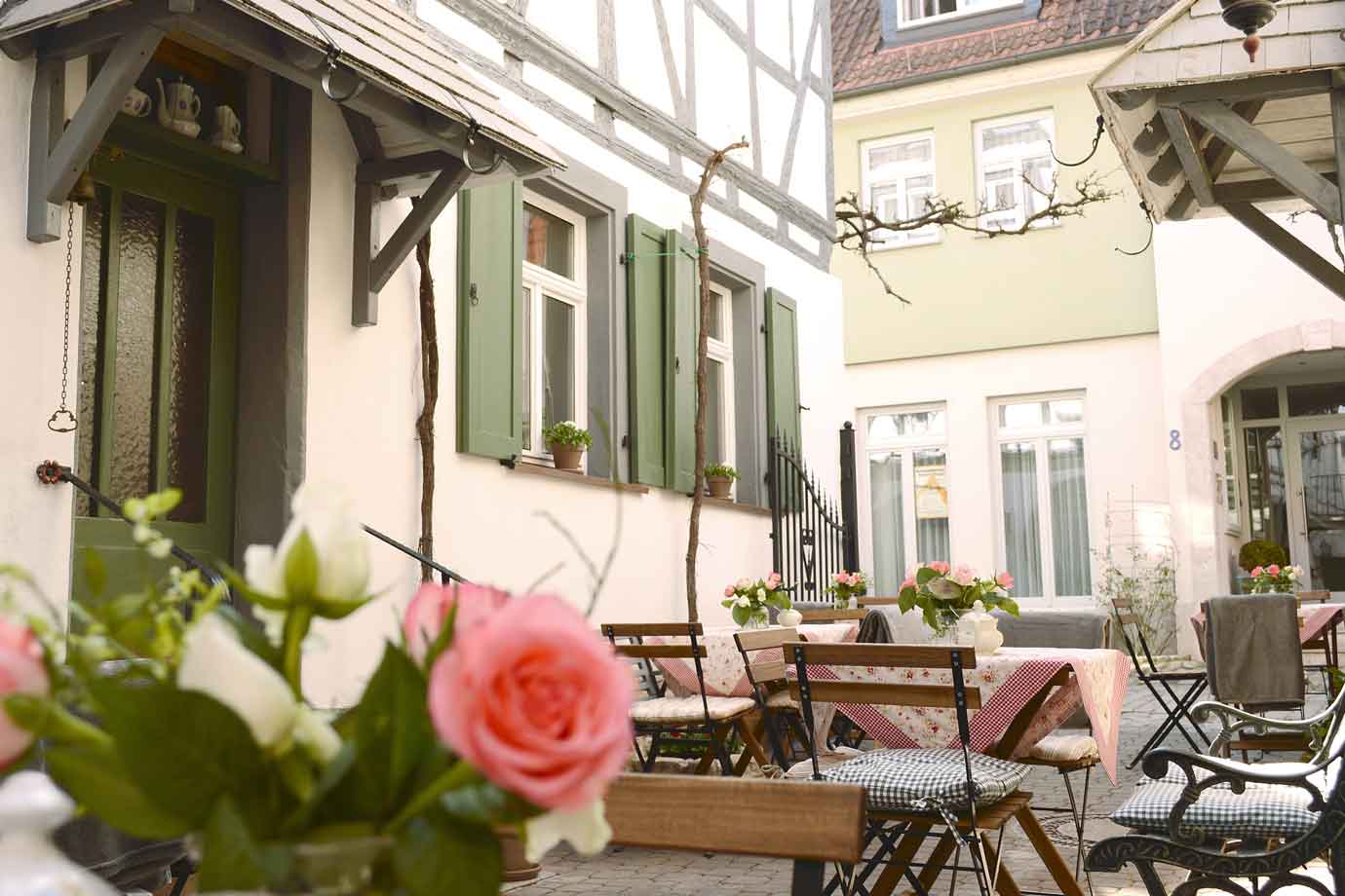 Gemütlicher Innenhof des Cafés Würzburger in Sommerhausen