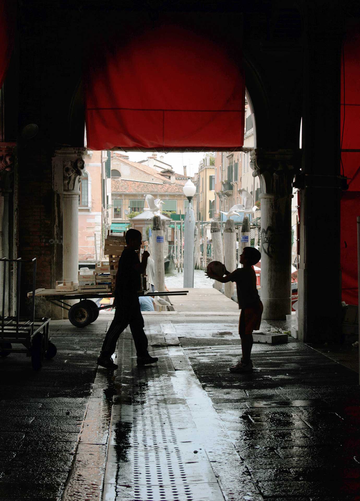 Spielende Kinder am Fischmarkt in Venedig