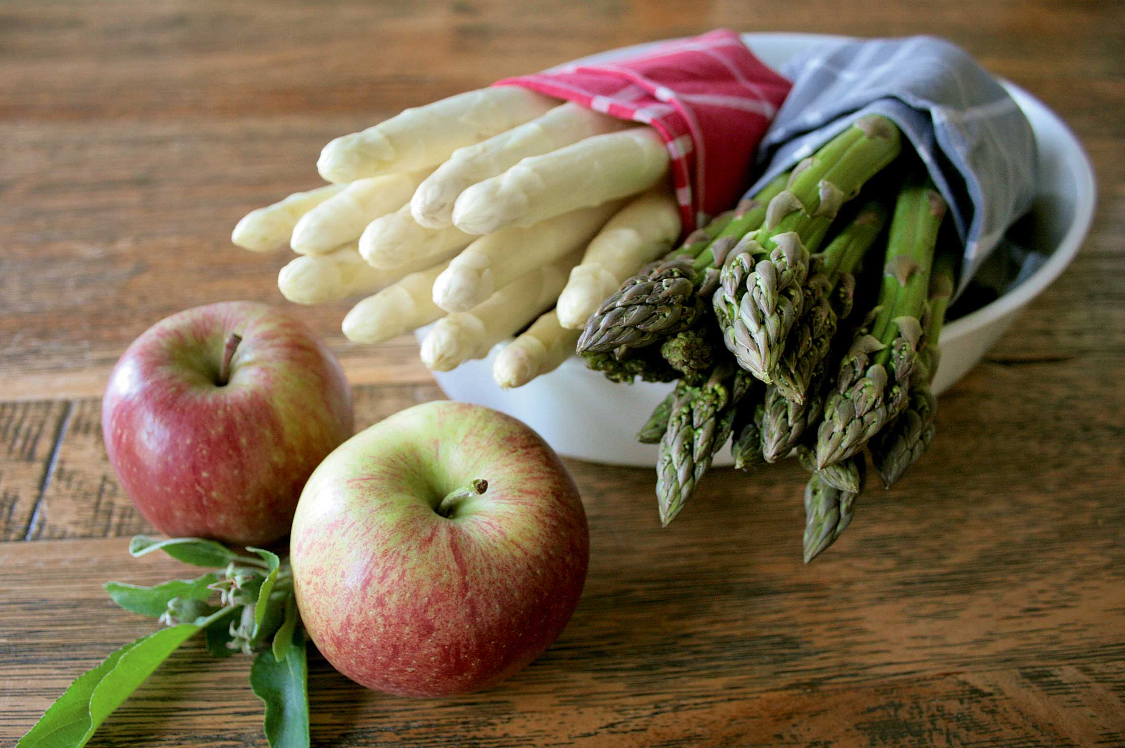 Weißer und grüner Spargel, davor Äpfel von Obstbau Hassold aus Sommerhausen