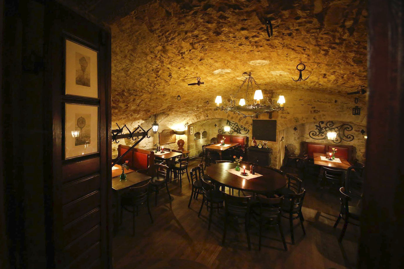 Weinstube Martinzklause im Gewölbekeller des Martinz Weinstube Martinzklause im Gewölbekeller des Martinz