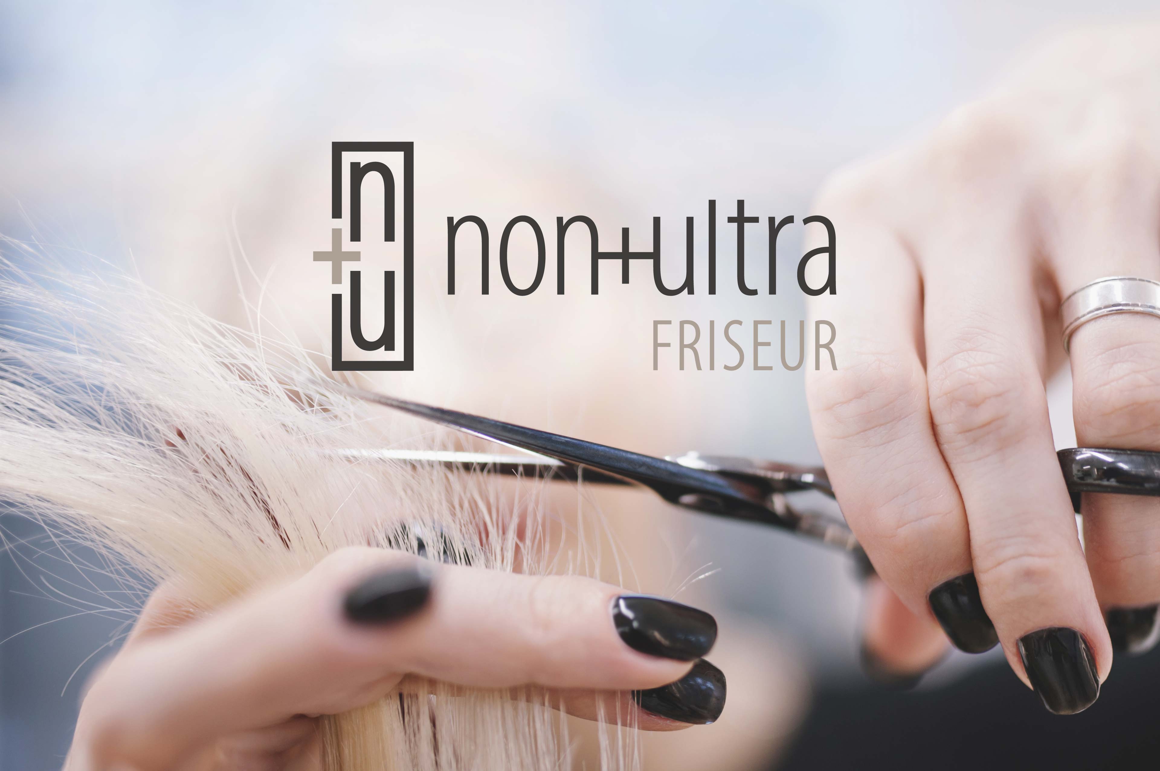 Haarschnitt: Hände schneiden blondes Haar, Logo von non plus ultra